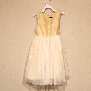 Cute yellow summer dress. Size 6 girls. Tulle like bottom